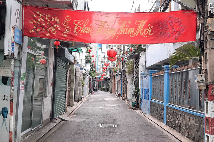 Hẻm 41, đường Đồng Xoài (P.13, Q. Tân Bình) rực rỡ với tấm băng rôn màu đỏ "Chúc mừng năm mới" và đèn lồng màu đỏ. Ảnh: Quang Phương. Hẻm nhỏ tại TP. Hồ Chí Minh trang hoàng rực rỡ đón Tết Giáp Thìn 2024 -0
