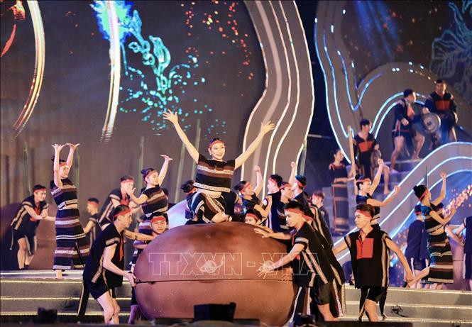 Tiết mục nghệ thuật tại Lễ hội cà phê Buôn Ma Thuột lần thứ 8. Ảnh: TTXVN Gìn giữ truyền thống trong lối tư duy hiện đại -0