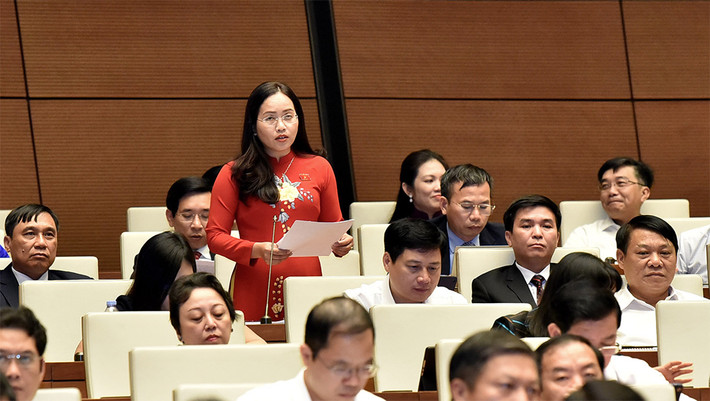 ĐBQH Hồ Thị Kim Ngân phát biểu tại hội trường. Ảnh: Lâm Hiển Rừng phải nuôi được rừng và giữ được người -0