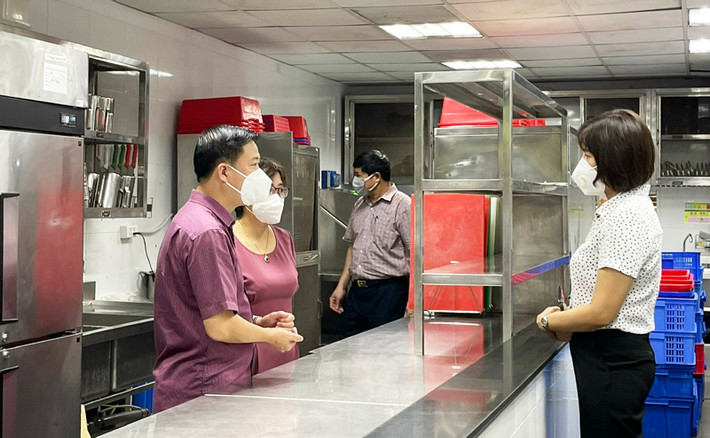 Đoàn kiểm tra liên ngành an toàn thực phẩm của thành phố Hà Nội kiểm tra một cửa hàng kinh doanh ăn uống trên địa bàn quận Hai Bà Trưng Nói “không” với thực phẩm bẩn -0