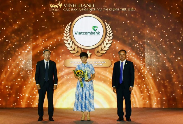 Vietcombank được trao giải thưởng "Dịch vụ khách hàng ưu tiên tiêu biểu" và "Sản phẩm công nghệ và chuyển đổi số tiêu biểu" tại VWAS 2023. Nguồn: Vietcombank Vietcombank được vinh danh tại Diễn đàn cấp cao