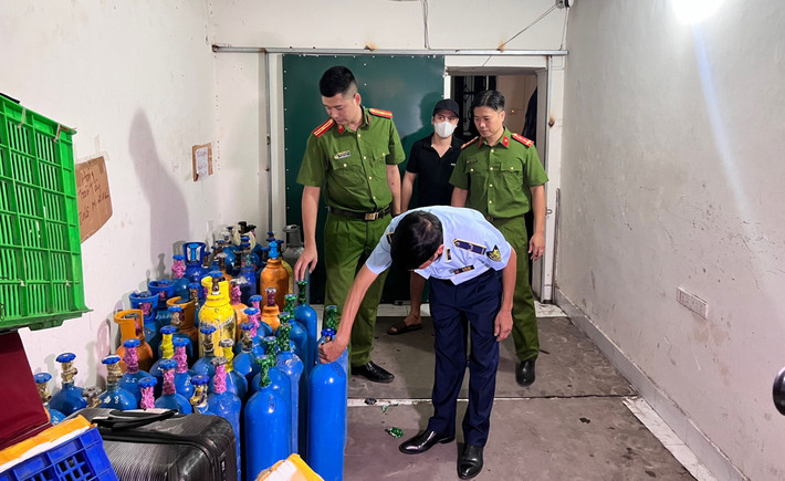 Tổ công tác thu giữ tang vật tại hiện trường Phát hiện kho kinh doanh khí N2O trái phép trong ngõ sâu -0