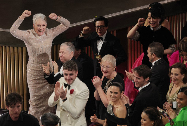 Hollywood và công nghệ truyền thông ảnh 1 Đoàn làm phim Everything Everywhere All at Once ăn mừng chiến thắng tại Lễ trao giải Oscar 2023 - Nguồn: AP