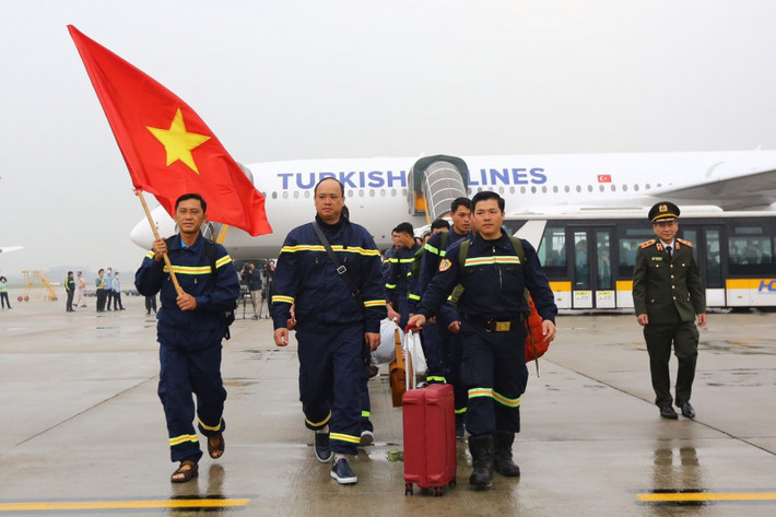 Tròn trách nhiệm, bản lĩnh của người lính thời bình ảnh 1 Trung tá Nguyễn Chí Thành cùng Đoàn công tác Bộ Công an Việt Nam trở về khi hoàn thành nhiệm vụ quốc tế tại Thổ Nhĩ Kỳ. Nguồn: cand.com.vn