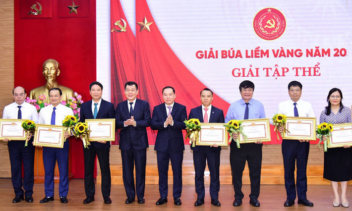 Phó Bí thư Thường trực Đảng ủy Agribank - Bí thư Đảng ủy Khối Trần Văn Thịnh nhận Bằng khen đối với Đảng ủy trực thuộc có thành tích xuất sắc tiêu biểu Đảng ủy Agribank đạt thành tích xuất sắc tiêu biểu Giải Búa liềm vàng -0