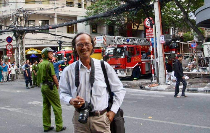 Ở ông Nghĩa không có sự phân biệt đề tài lớn hay nhỏ, những đề tài dân sinh như kẹt xe, tai nạn, chìm sà lan, cháy nhà… của ông luôn “nóng hổi” trên mặt báo Vào nghề báo đầy nhiệt huyết và ngày trở về thảnh thơi của “bố Nghĩa”