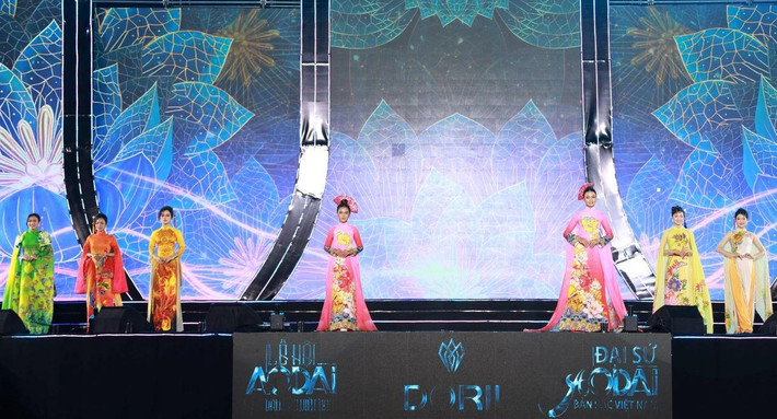 Trình diễn bộ sưu tập "Dấu vết vàng son" của nhà thiết kế Tạ Linh Nhân trong Lễ hội áo dài Bản sắc Việt Nam. Ảnh: BTC Cô bé 12 tuổi trở thành quán quân cuộc thi Đại sứ áo dài bản sắc Việt Nam 2024 -0