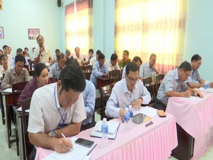 Đại diện các sở, ngành lắng nghe, ghi chép ý kiến của cử tri Cử tri Bình Thuận đề nghị cần sớm xây dựng dự án kè chắn sóng, khu neo đậu tàu thuyền, tránh trú bão tại Mũi Né -0