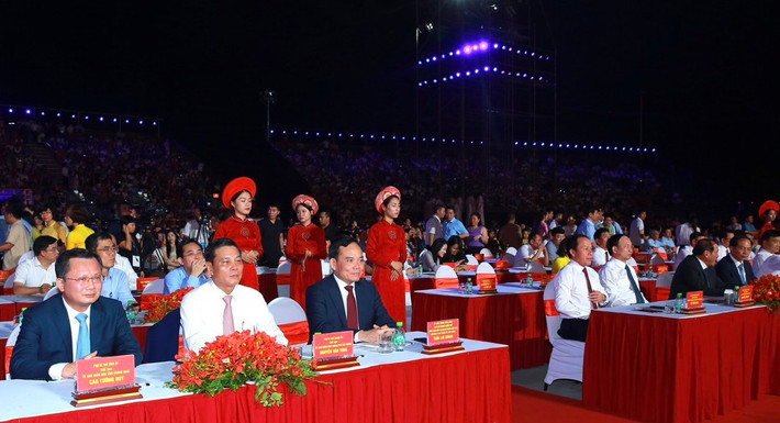 Lãnh đạo Trung ương, thành phố và đại biểu dự chương trình. Ảnh: Duy Thính Ấn tượng Lễ hội Hoa Phượng Đỏ 2024 “Hải Phòng - Bừng sáng miền di sản”