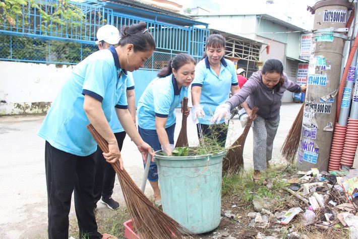 Phụ nữ TP. Hồ Chí Minh chung tay bảo vệ môi trường xanh, sạch, đẹp. Nguồn: ITN Phụ nữ TP. Hồ Chí Minh chung tay bảo vệ môi trường xanh, sạch, đẹp. Nguồn: ITN