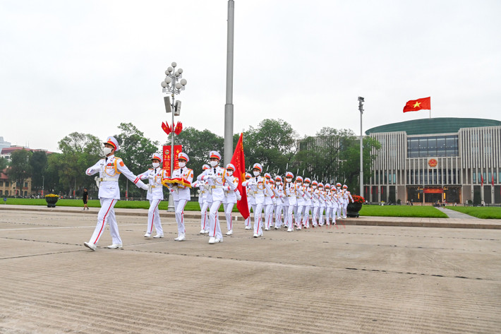 Trang nghiêm lễ thượng cờ tại quảng trường Ba Đình nhân dịp 47 năm ngày thống nhất đất nước ảnh 28 Trang nghiêm lễ thượng cờ tại quảng trường Ba Đình nhân dịp 47 năm ngày thống nhất đất nước -0