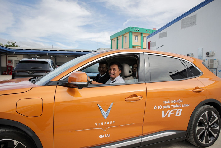 Khách hàng tại Gia Lai thích thú khi được trải nghiệm lái thử xe VinFast VF 8 VinFast khai trương showroom 3S Gia Lai lớn nhất khu vực Miền Trung - Tây Nguyên -0