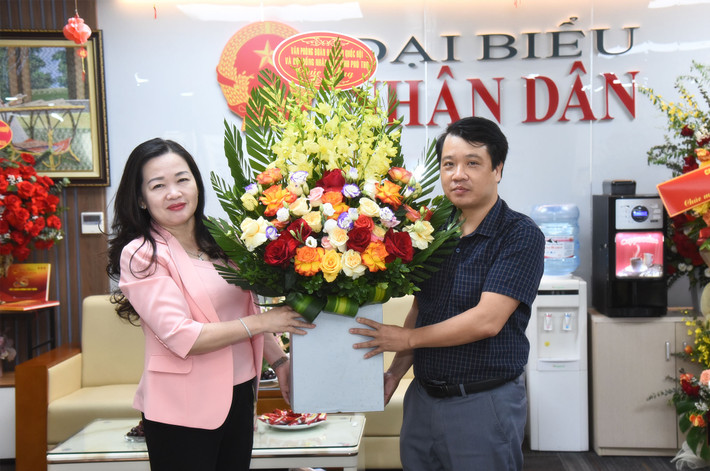 Đại diện Văn phòng Đoàn ĐBQH và HĐND tỉnh Phú Thọ chúc mừng Báo Đại biểu Nhân dân. Ảnh: Quang Khánh Lãnh đạo Quốc hội, các cơ quan của Quốc hội chúc mừng Báo Đại biểu Nhân dân -0