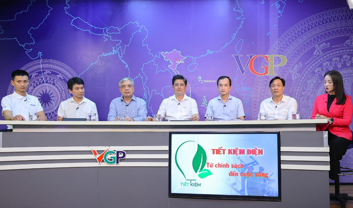 Sử dụng tiết kiệm, hiệu quả, bền vững nguồn năng lượng điện ảnh 1 Các khách mời tham dự tọa đàm