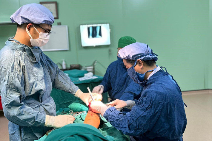 Một ca phẫu thuật được thực hiện tại Bệnh viện đa khoa huyện Ba Vì Phó Giám đốc BV đa khoa Ba Vì: Chỉ số khám bệnh, điều trị nội trú tăng 150% sau triển khai mô hình Bệnh viện chị - em -0