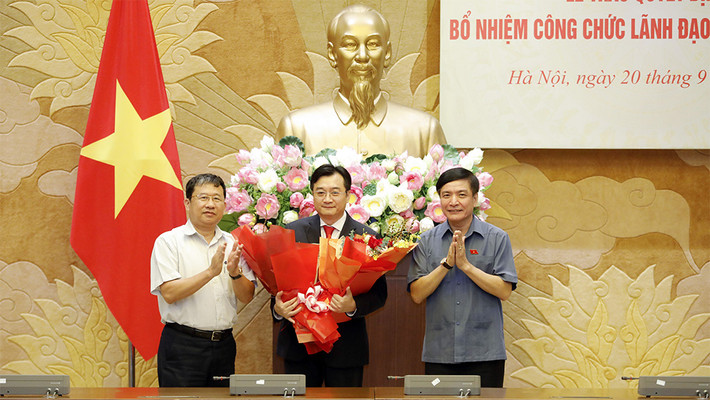 Tổng Thư ký Quốc hội, Chủ nhiệm Văn phòng Quốc hội Bùi Văn Cường; Chủ nhiệm Ủy ban Đối ngoại Vũ Hải Hà tặng hoa chúc mừng tân Vụ trưởng Vụ Đối ngoại Phạm Hoàng Hải. Văn phòng Quốc hội trao quyết định bổ nhiệm công chức, lãnh đạo quản lý cấp vụ -2