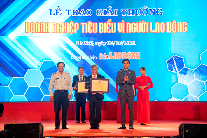 Ông Trần Xuân Hoàng – Uỷ viên HĐQT, Chủ tịch Công đoàn BIDV đại diện BIDV nhận bằng khen của Tổng liên đoàn Lao động Việt Nam. Ông Trần Xuân Hoàng – Uỷ viên HĐQT, Chủ tịch Công đoàn BIDV đại diện BIDV nhận bằng khen của Tổng liên đoàn Lao động Việt Nam.