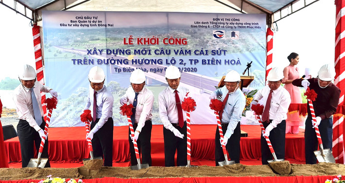 Các đại biểu thực hiện nghi thức khởi công xây dựng cầu Vàm Cái Sứt Các đại biểu thực hiện nghi thức khởi công xây dựng cầu Vàm Cái Sứt