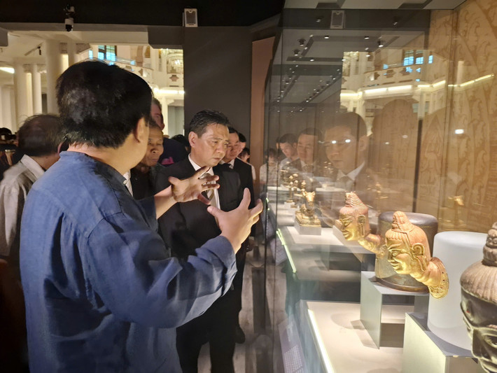 Các đại biểu tham quan trưng bày "Báu vật Champa - Dấu ấn thời gian" Trưng bày