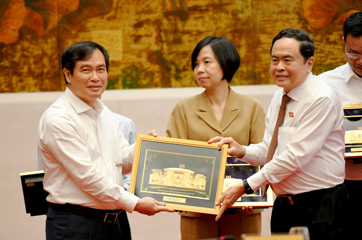 Chủ tịch Quốc hội Trần Thanh Mẫn: Tiếp tục thông tin kịp thời, có trọng tâm, trọng điểm, làm nổi bật những nét mới, các quyết sách của Quốc hội ảnh 5 Chủ tịch Quốc hội Trần Thanh Mẫn: Tiếp tục thông tin kịp thời, có trọng tâm, trọng điểm, làm nổi bật những nét mới, các quyết sách của Quốc hội -0