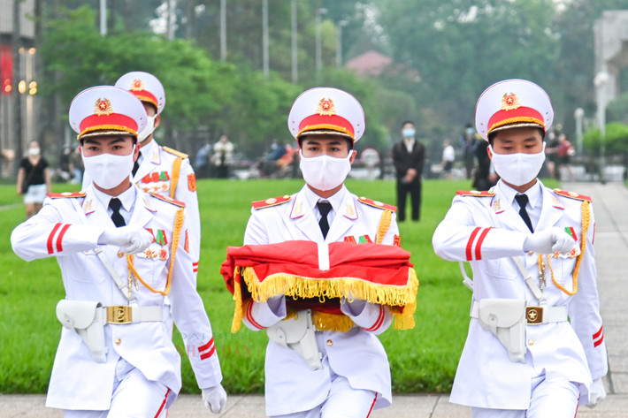 Trang nghiêm lễ thượng cờ tại quảng trường Ba Đình nhân dịp 47 năm ngày thống nhất đất nước ảnh 10 Trang nghiêm lễ thượng cờ tại quảng trường Ba Đình nhân dịp 47 năm ngày thống nhất đất nước -0
