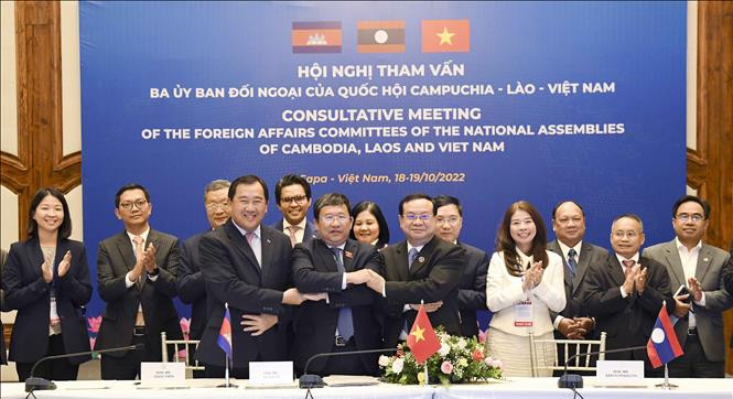 Chủ nhiệm Ủy ban Đối ngoại của Quốc hội 3 nước Campuchia - Lào - Việt Nam bày tỏ tình đoàn kết tại Hội nghị Tham vấn diễn ra vào tháng 10.2023 nhằm chuẩn bị cho Hội nghị cấp Chủ tịch Quốc hội ba nước vào đầu tháng 12. Ảnh: TTXVN Bước tiến lớn từ cơ chế hợp tác của Chính phủ đến Hội nghị Cấp cao của Quốc hội -0