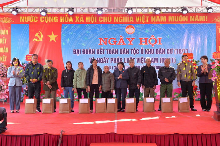 Chủ nhiệm Ủy ban Xã hội Nguyễn Thúy Anh dự Ngày hội đại đoàn kết dân tộc tại Phú Thọ ảnh 5 Chủ nhiệm Ủy ban Xã hội Nguyễn Thúy Anh trao quà cho gia đình có hoàn cảnh khó khăn