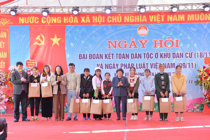 Chủ nhiệm Ủy ban Xã hội Nguyễn Thúy Anh dự Ngày hội đại đoàn kết dân tộc tại Phú Thọ ảnh 6 Chủ nhiệm Ủy ban Xã hội Nguyễn Thúy Anh trao tặng quà cho các gia đình có hoàn cảnh khó khăn