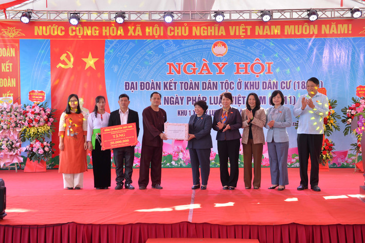 Chủ nhiệm Ủy ban Xã hội Nguyễn Thúy Anh dự Ngày hội đại đoàn kết dân tộc tại Phú Thọ ảnh 3 Chủ nhiệm Ủy ban Xã hội tặng quà cho Khu 1, Xã Mỹ Lung