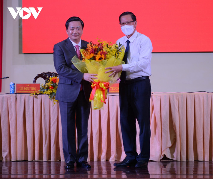Nguyên Bí thư Tỉnh ủy Bến Tre Phan Văn Mãi chúc mừng tân Bí thư Tỉnh ủy Bến Tre Lê Đức Thọ Nguyên Bí thư Tỉnh ủy Bến Tre Phan Văn Mãi chúc mừng tân Bí thư Tỉnh ủy Bến Tre Lê Đức Thọ
