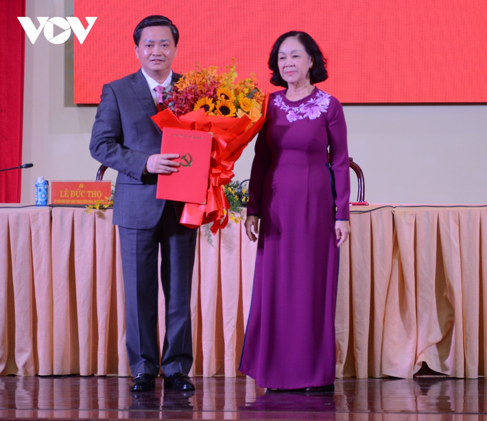 Trưởng Ban Tổ chức Trung ương Trương Thị Mai trao quyết định của Bộ Chính trị cho ông Lê Đức Thọ Trưởng Ban Tổ chức Trung ương Trương Thị Mai trao quyết định của Bộ Chính trị cho ông Lê Đức Thọ