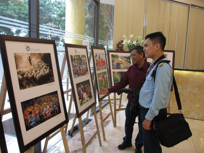 Thăm quan triển lãm tác phẩm ảnh báo chí “Cuộc sống thường ngày” và “Một ngày Việt Nam” Thăm quan triển lãm tác phẩm ảnh báo chí “Cuộc sống thường ngày” và “Một ngày Việt Nam”