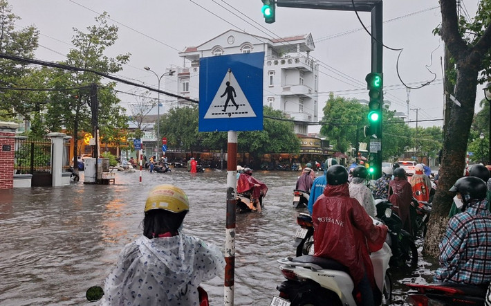 Nhiều tuyến đường tại TP. Rạch Giá ngập nặng. (Ảnh: Phương Vũ). Nhiều tuyến đường thành phố biển Rạch Giá chìm sâu trong biển nước