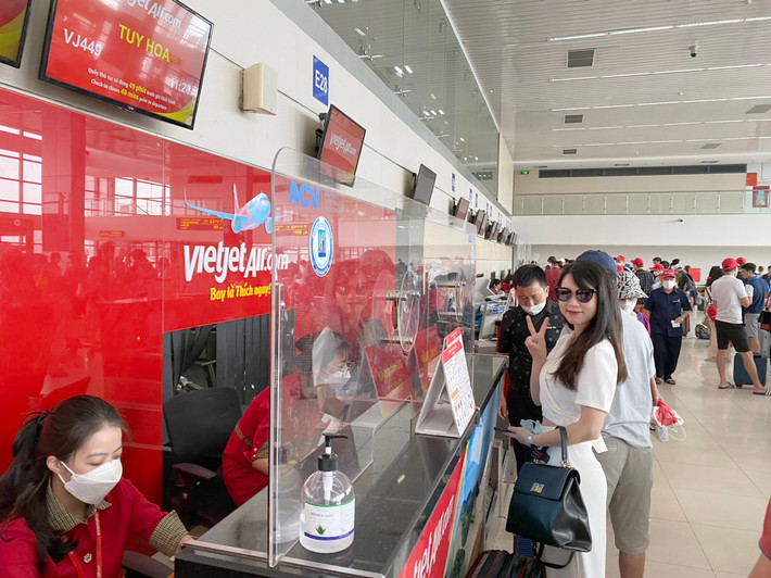Vietjet đang mở bán nhiều dải vé phù hợp với nhu cầu của hành khách, cùng các chương trình ưu đãi bay nội địa và quốc tế Bất chấp xu hướng giá vé tăng, hàng không vẫn mở bán vé giá rẻ