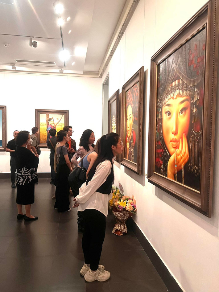 Đông đảo công chúng yêu hội họa tham quan triển lãm 311420920_542391397278742_3815648372445381222_n.jpg -0