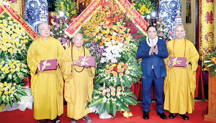 Thủ tướng Phạm Minh Chính chúc mừng các thành viên Hội đồng Trị sự Giáo hội Phật giáo Việt Nam. Ảnh: Nhật Bắc Thủ tướng Phạm Minh Chính chúc mừng Đại lễ Phật đản Phật lịch 2568 -0