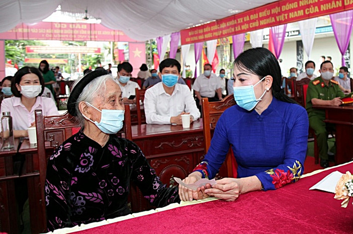 Bí thư Tỉnh ủy Hoàng Thị Thúy Lan hỏi thăm sức khỏe cụ Nguyễn Thị Thành - Người cao tuổi nhất của TDP Nguyễn Viết Xuân, Tổ bầu cử số 1, phường Ngô Quyền (Vĩnh Yên) Bí thư Tỉnh ủy Hoàng Thị Thúy Lan hỏi thăm sức khỏe cụ Nguyễn Thị Thành - Người cao tuổi nhất của TDP Nguyễn Viết Xuân, Tổ bầu cử số 1, phường Ngô Quyền (Vĩnh Yên)