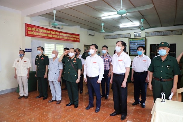 Cử tri khối 4, phường Trường Thi (TP Vinh) thực hiện nghi thức chào cờ Cử tri khối 4, phường Trường Thi (TP Vinh) thực hiện nghi thức chào cờ