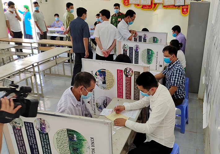 Cử tri xóm Tát, xã Tân Minh (Đà Bắc) tìm hiểu thông tin về đại biểu trước khi bỏ phiếu. Khu vực ghi phiếu được lắp đặt vách ngăn theo đúng quy định. Cử tri xóm Tát, xã Tân Minh (Đà Bắc) tìm hiểu thông tin về đại biểu trước khi bỏ phiếu. Khu vực ghi phiếu được lắp đặt vách ngăn theo đúng quy định.