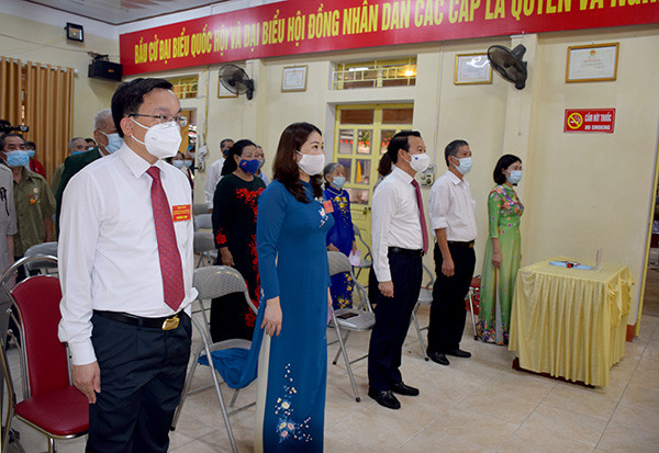 Ủy viên Trung ương Đảng, Bí thư Tỉnh ủy Yên Bái Đỗ Đức Duy thực hiện nghi thức chào cờ khai mạc bầu cử tại khu vực bỏ phiếu số 13, phường Đồng Tâm, TP Yên Bái Ủy viên Trung ương Đảng, Bí thư Tỉnh ủy Yên Bái Đỗ Đức Duy thực hiện nghi thức chào cờ khai mạc bầu cử tại khu vực bỏ phiếu số 13, phường Đồng Tâm, TP Yên Bái