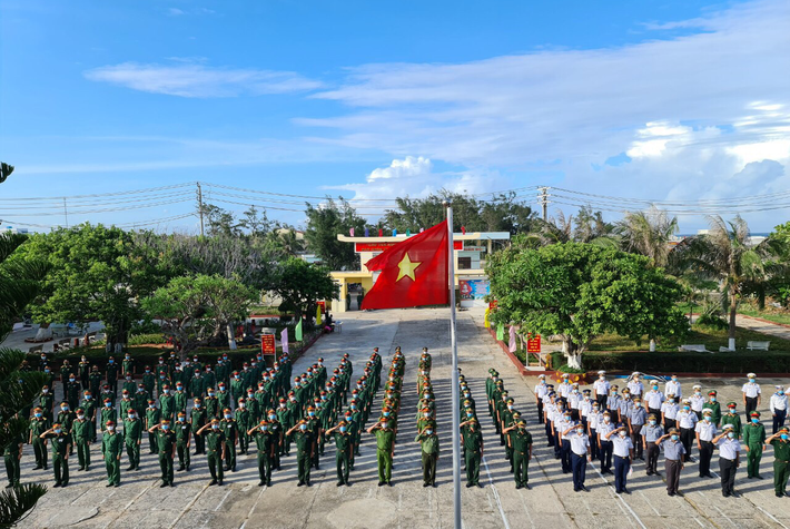 Các cử tri thuộc các đơn vị lực lượng vũ trang trên đảo Phú Quý thực hiện nghi lễ chào cờ trước khi bỏ phiếu Các cử tri thuộc các đơn vị lực lượng vũ trang trên đảo Phú Quý thực hiện nghi lễ chào cờ trước khi bỏ phiếu.