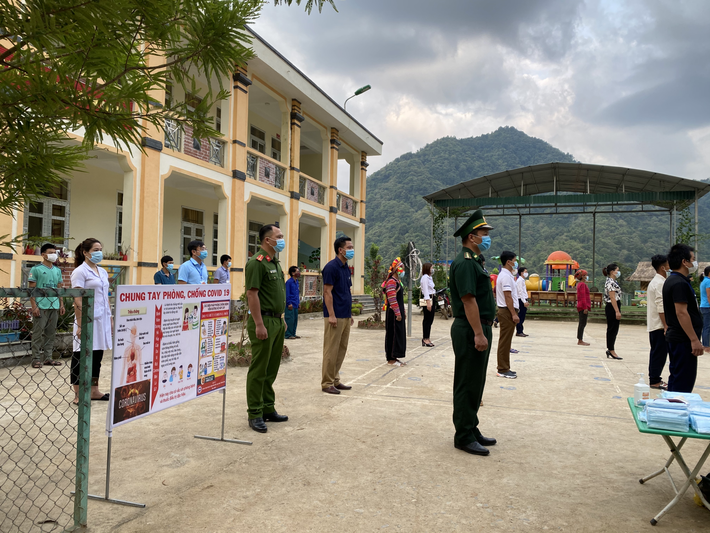 Lễ khai mạc bầu cử đại biểu Quốc hội và đại biểu Hội đồng Nhân dân các cấp diễn ra long trọng tại điểm bầu cử số 7, thuộc đơn vị bầu cử số 3, xã Pa Ủ, huyện Mường Tè, tỉnh Lai Châu. (Ảnh: Lê Hiệp) Lễ Khai mạc Bầu cử ĐBQH và HĐND các cấp diễn ra long trọng tại Công tác kiểm tra y tế, sát trùng khử khuẩn được thực hiện nghiêm túc tại điểm bầu cử số 7, thuộc đơn vị bầu cử số 3, xã Pa Ủ, huyện Mường Tè, tỉnh Lai Châu