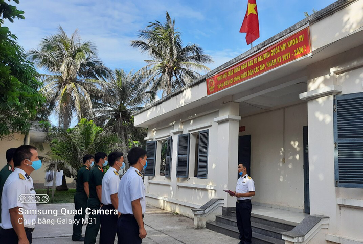 Các lực lượng đang trực tại Hòn Tranh và Trạm Ra da 55 Phòng không nghe phổ biến quy chế bầu cử Các lực lượng đang trực tại Hòn Tranh và Trạm Ra da 55 Phòng không nghe phổ biến quy chế bầu cử.