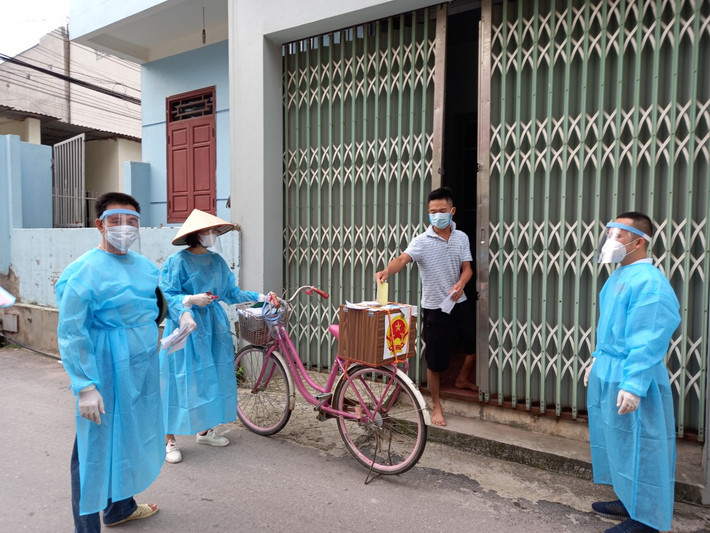 Hòm phiếu lưu động tại tâm dịch Bắc Giang Hòm phiếu lưu động tại tâm dịch Bắc Giang