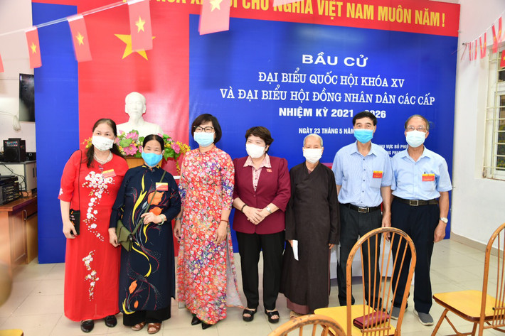 Ủy viên Trung ương Đảng, Chủ nhiệm Ủy ban Về các vấn đề xã hội của Quốc hội Nguyễn Thúy Anh tại điểm bỏ phiếu số 5, phường Phan Chu Chinh, Hà Nội. (Ảnh: Duy Thông) Trước khi vào khu vực bỏ phiếu, Chủ tịch Quốc hội Vương Đình Huệ đã do thân nhiệt, khử khuẩn theo đúng quy định. Ảnh: Lê Tuyết.