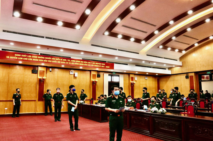 Cử tri xếp hàng lần lượt, giữ khoảng cách 2m Cử tri xếp hàng lần lượt, giữ khoảng cách 2m
