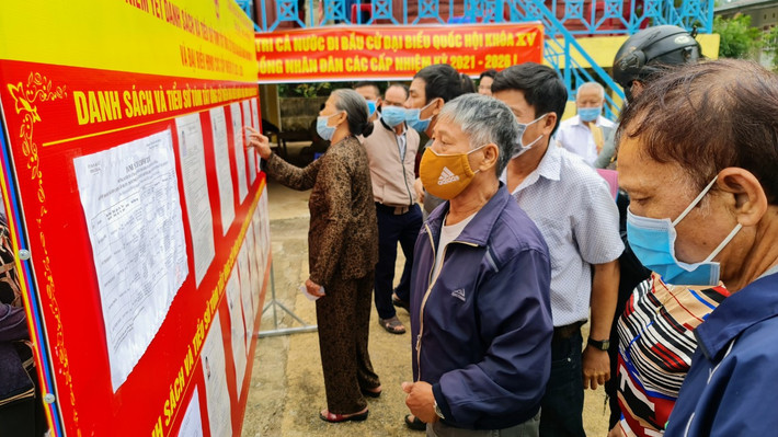 Cử tri nghiên cứu danh sách các ứng cử viên trước khi bỏ phiếu bầu Cử tri nghiên cứu danh sách các ứng cử viên trước khi bỏ phiếu bầu