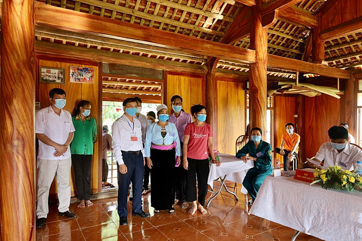 Phó Bí thư Tỉnh ủy, Chủ tịch UBND tỉnh Bùi Văn Khánh tham gia bỏ phiếu và kiểm tra công tác bỏ phiếu của cử tri tại khu vực bầu cử huyện Lạc Sơn Phó Bí thư Tỉnh ủy, Chủ tịch UBND tỉnh Bùi Văn Khánh tham gia bỏ phiếu và kiểm tra công tác bỏ phiếu của cử tri tại khu vực bầu cử huyện Lạc Sơn