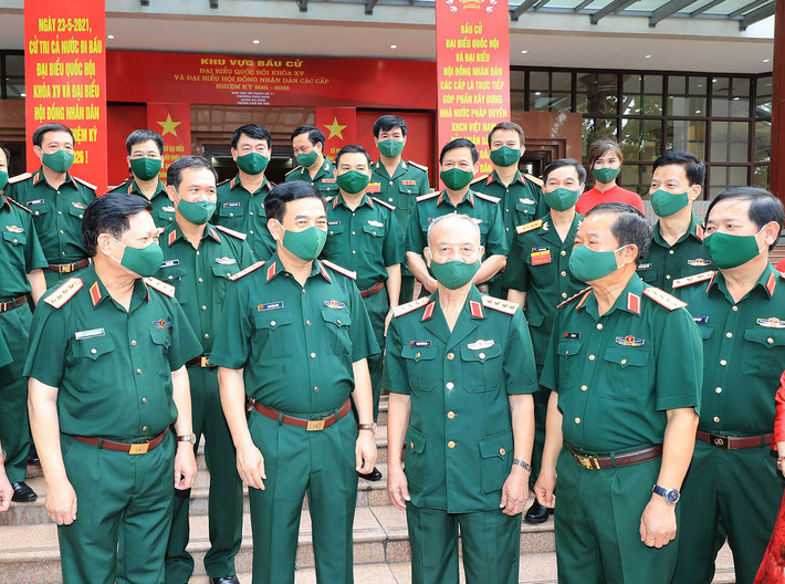Bộ trưởng Bộ Quốc phòng Phan Văn Giang, Phó Chủ tịch Quốc hội Đỗ Bá Tỵ và các đại biểu trước khu vực bỏ phiếu số 11, phường Điện Biên, quận Ba Đình, Hà Nội Ảnh: Trọng Đức Phó Chủ tịch Quốc hội Đỗ Bá Tỵ cùng Ủy viên Bộ Chính trị, Bộ trưởng Bộ Quốc phòng Phan Văn Giang và một số nguyên Lãnh đạo Bộ Quốc phòng ở bên ngoài khu vực bỏ phiếu số 11, phường Điện Biên, quận Ba Đình, Hà Nội - Ảnh: Trọng Đức (TTXVN)