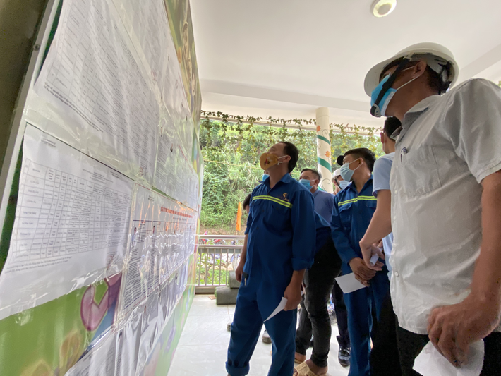 Các cử tri đọc tiểu sử các ứng cử viên đại biểu Quốc hội và đại biểu Hội đồng Nhân dân các cấp tại điểm bầu cử số 7, thuộc đơn vị bầu cử số 3, xã Pa Ủ, huyện Mường Tè, tỉnh Lai Châu. (Ảnh: Lê Hiệp) Các cử tri đọc tiểu sử các ứng cử viên ĐBQH và đại biểu HĐND các cấp tại Công tác kiểm tra y tế, sát trùng khử khuẩn được thực hiện nghiêm túc tại điểm bầu cử số 7, thuộc đơn vị bầu cử số 3, xã Pa Ủ, huyện Mường Tè, tỉnh Lai Châu